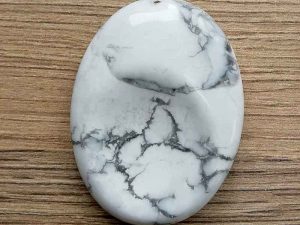 Highly polished Howlite thumb stone 40 x 30 mm. The thumb stones have been designed to have a pleasing feel with the highest quality finish. They are shaped to fit beautifully between the thumb and fingers. Being a natural product these stones may have natural blemishes and vary in colour and banding. www.naturalhealingshop.co.uk based in Nuneaton for crystals, spiritual healing, meditation, relaxation, spiritual development,workshops.