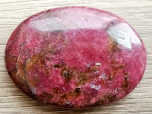 Highly polished rhodonite palm stone 70 x 40 mm. The palm stones are made from the best grade rough materials to produce a well finished, highly polished product. Used by crystal healers and general therapists for massage and similar treatments. Also perfect for collectors. Being a natural product these stones may have natural blemishes and vary in colour and banding. www.naturalhealingshop.co.uk based in Nuneaton for crystals, spiritual healing, meditation, relaxation, spiritual development,workshops.