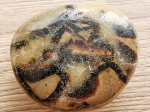 Septarian pebble approx sizes 45 x 40 x 25 mm. Being a natural product these stones may have natural blemishes and vary in colour and banding. www.naturalhealingshop.co.uk based in Nuneaton for crystals, spiritual healing, meditation, relaxation, spiritual development,workshops.